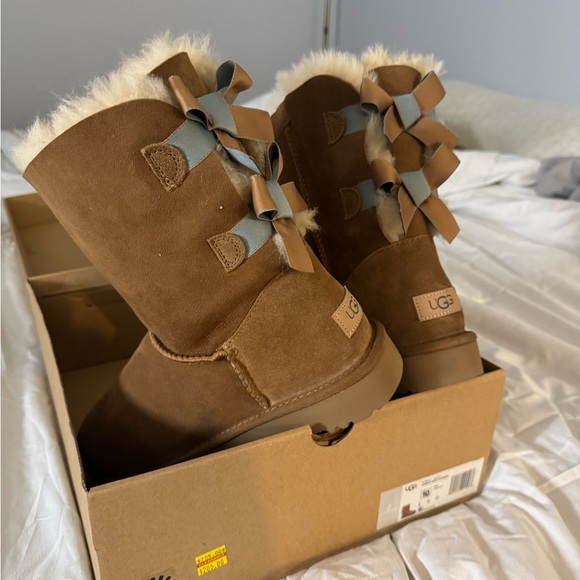 UGG women’s Bailey bow Boots II shimmer - Picture 1 of 6